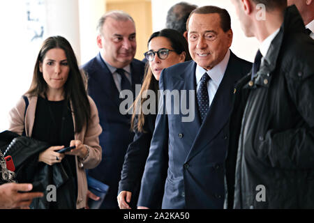 Bruxelles, Belgique. 3e octobre 2019. Membre du Parlement européen, Silvio Berlusconi répond aux journalistes après une réunion au Parlement européen. Credit : ALEXANDROS MICHAILIDIS/Alamy Live News Banque D'Images