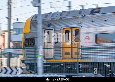 Un train Intercity V Set près de Parramatta dans la banlieue ouest de la ville. Le modèle de train a été introduit dans les années 1970 et va bientôt être remplacé. Banque D'Images