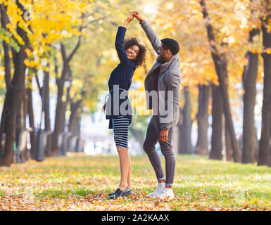 Couple in love dancing in autumn park Banque D'Images