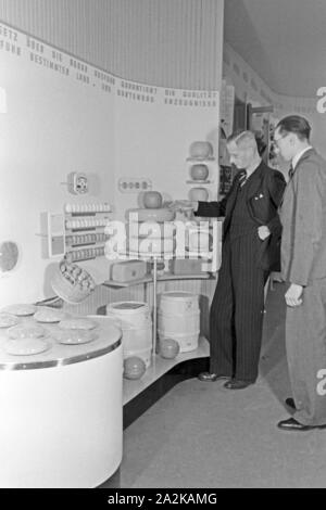 Eier, beurre, Kartoffel und Käse am Messestand der Nederlandsche Eiercontrole auf der Messe Leipzig, Deutschland 1940 er Jahre. Les œufs, le beurre, les pommes de terre et le fromage sur le stand de la Nederlandsche Eiercontrole au salon de Leipzig, Allemagne 1940. Banque D'Images