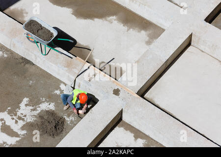 Les travailleurs en uniforme sable propre sur un site de construction, vue d'en haut. Banque D'Images