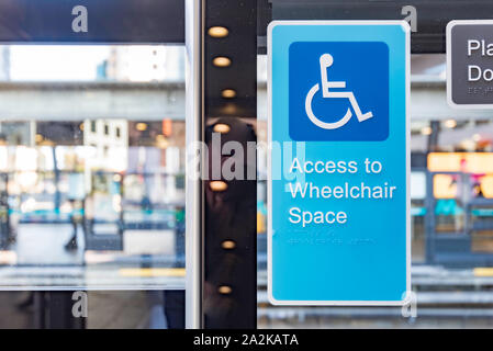 Un signe avec un fauteuil roulant le symbole à un point d'accès pour fauteuil roulant des trains sur la ligne de métro nord-ouest de Sydney en Australie Banque D'Images