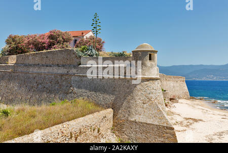 Sur le site de la forteresse mer plage à Ajaccio, Corse, France. Il a été construit par les Génois république entre 1492 et 1789. Elle est hexagonale et Banque D'Images