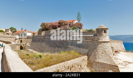 Sur le site de la forteresse mer plage à Ajaccio, Corse, France. Il a été construit par les Génois république entre 1492 et 1789. Elle est hexagonale et Banque D'Images