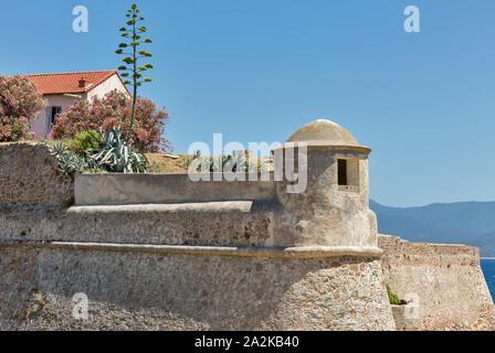 Sur le site de la forteresse mer plage à Ajaccio, Corse, France. Il a été construit par les Génois république entre 1492 et 1789. Elle est hexagonale et Banque D'Images