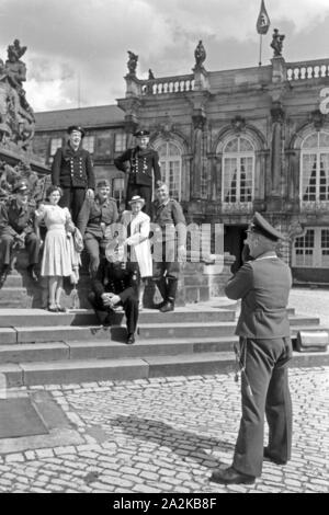 Soldaten der Luftwaffe und der deutschen Kriegsmarine auf Urlaub mit Damen à Bayreuth, Deutschland 1940 er Jahre. Le soldat de l'armée allemande et la marine en permission avec les dames à Bayreuth, Allemagne 1940. Banque D'Images