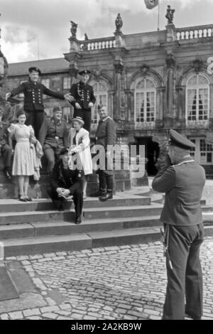 Soldaten der Luftwaffe und der deutschen Kriegsmarine auf Urlaub mit Damen à Bayreuth, Deutschland 1940 er Jahre. Le soldat de l'armée allemande et la marine en permission avec les dames à Bayreuth, Allemagne 1940. Banque D'Images