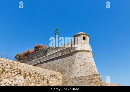 Sur le site de la forteresse mer plage à Ajaccio, Corse, France. Il a été construit par les Génois république entre 1492 et 1789. Elle est hexagonale et Banque D'Images