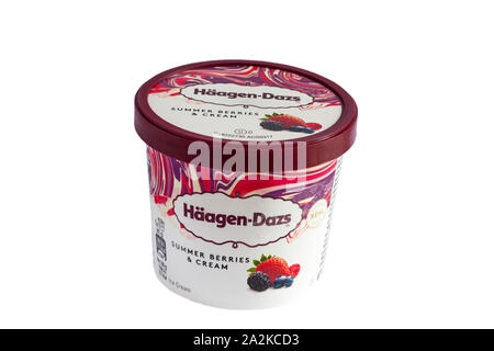 À remous d'été Crème Haagen-Dazs Baies et crème glacée, une partie de la collection de fruits mini tasses isolé sur fond blanc Banque D'Images