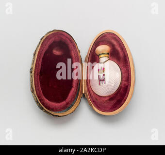 Oeuf de Pâques miniature avec bouteille de parfum, avant 1899, l'atelier de Fabergé, Saint Petersburg, Russia, 1842-1917, Saint Petersburg, Agate Mousse, l'or, l'émail et de rubis cabochon, 5,1 x 8,3 x 5,6 cm (2 x 3 1/4 x 2 3/16 in Banque D'Images