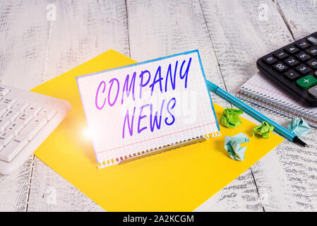 Texte de l'écriture l'écriture Actualités de l'entreprise. Photo conceptuelle fournit des nouvelles et des articles de fond sur le statut de l'entreprise Banque D'Images