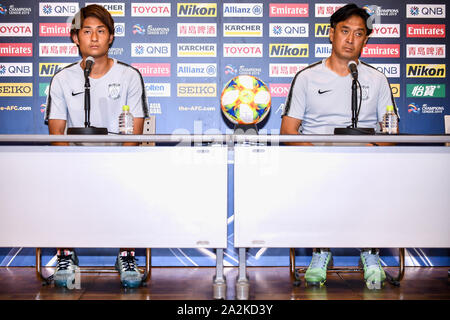 Takahiro Sekine, Japonais évoluant comme milieu de Urawa Red Diamonds, à gauche, et l'entraîneur Tsuyoshi Otsuki la parole lors de la conférence de presse avant la demi-finale de Coupe d'Asie des nations 2019, au Japon, à Urawa 1 octobre 2019. Banque D'Images