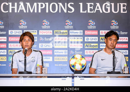 Takahiro Sekine, Japonais évoluant comme milieu de Urawa Red Diamonds, à gauche, et l'entraîneur Tsuyoshi Otsuki la parole lors de la conférence de presse avant la demi-finale de Coupe d'Asie des nations 2019, au Japon, à Urawa 1 octobre 2019. Banque D'Images