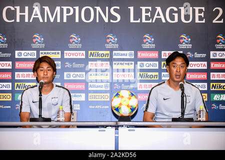 Takahiro Sekine, Japonais évoluant comme milieu de Urawa Red Diamonds, à gauche, et l'entraîneur Tsuyoshi Otsuki la parole lors de la conférence de presse avant la demi-finale de Coupe d'Asie des nations 2019, au Japon, à Urawa 1 octobre 2019. Banque D'Images