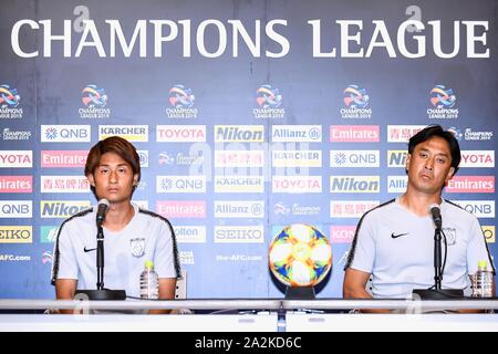 Takahiro Sekine, Japonais évoluant comme milieu de Urawa Red Diamonds, à gauche, et l'entraîneur Tsuyoshi Otsuki la parole lors de la conférence de presse avant la demi-finale de Coupe d'Asie des nations 2019, au Japon, à Urawa 1 octobre 2019. Banque D'Images