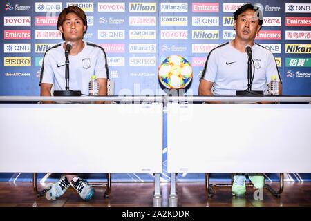 Takahiro Sekine, Japonais évoluant comme milieu de Urawa Red Diamonds, à gauche, et l'entraîneur Tsuyoshi Otsuki la parole lors de la conférence de presse avant la demi-finale de Coupe d'Asie des nations 2019, au Japon, à Urawa 1 octobre 2019. Banque D'Images