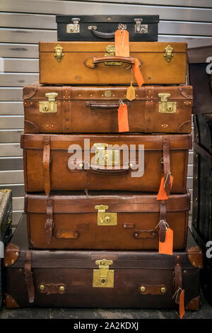 Valises en cuir vintage empilés. Banque D'Images