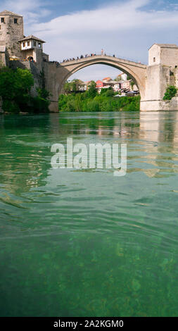 La belle rivière Neretva et le vieux pont au-dessus de la région de Mostar - avril 2019, la Bosnie-et-Herzégovine. Banque D'Images