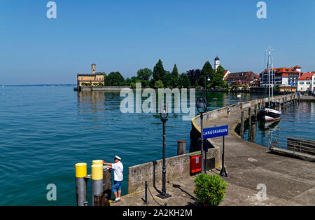 Quai de navigation et château Montfort (fond) à Langenargen sur le lac de Constance, district de Bodensee, Bade-Wurtemberg, Allemagne Banque D'Images