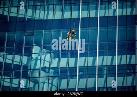 Cadres de fenêtre fixation SteepleJacks de gratte-ciel à Londres Banque D'Images