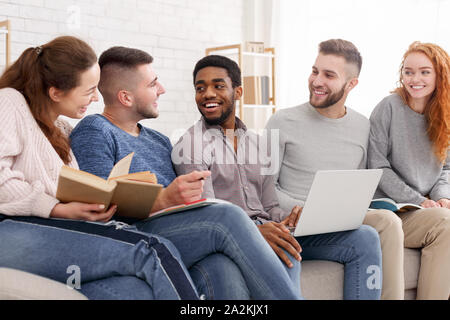 Groupe de jeunes étudiants se préparant pour multiethnique exams Banque D'Images