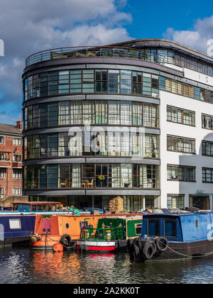 Vivant au bord du canal - Appartements et canal bateaux au bassin Battlebridge sur London's Regents Canal. Banque D'Images