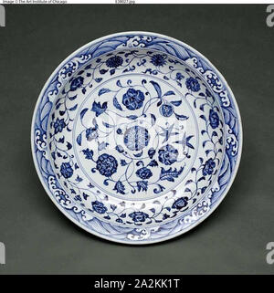 Floral 'bleu et blanc' Lave, dynastie Ming (1368-1664), période Yongle (1403-1425), Chine, porcelaine peinte en bleu sous glaçure, H. 7,5 cm (2 15/16 po), diam. 40,5 cm (15 au 15/16 Banque D'Images