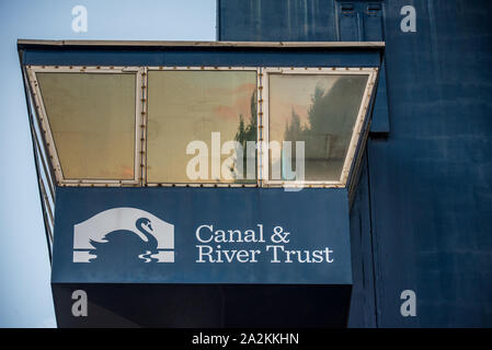 Canal & River Trust - Canal & Rivers Trust cabine de contrôle sur le pont-levis pont bleu sur Isle of Dogs nr Canary Wharf. Entrée de West India Dock. Banque D'Images