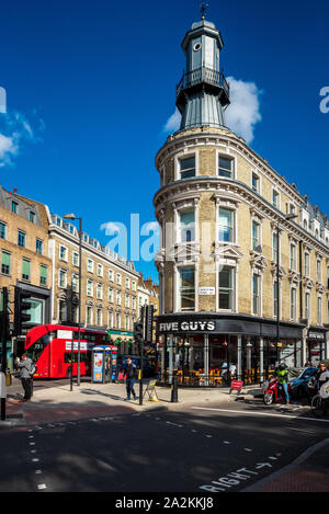 Lighthouse Building Kings Cross - un phare est situé au sommet d'un bâtiment mitoyen près de Kings Cross Station de Londres, peut-être en publicité Oyster Bar Banque D'Images