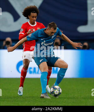 SAINT PETERSBURG, RUSSIE - 02 OCTOBRE : Artem Dzyuba (R) de la FC Zenit Saint-Pétersbourg et Tomas Tavares de SL Benfica rivalisent pour la balle au cours de la Ligue des Champions, groupe G, match entre Zenit Saint-Pétersbourg et SL Benfica à Gazprom Arena le 2 octobre 2019 à Saint-Pétersbourg, en Russie. (Photo de (MO) des médias) Banque D'Images