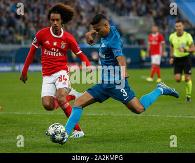 SAINT PETERSBURG, RUSSIE - 02 OCTOBRE : Douglas Santos (R) de la FC Zenit Saint-Pétersbourg passe le ballon comme Tomas Tavares de SL Benfica défend au cours de la Ligue des Champions, groupe G, match entre Zenit Saint-Pétersbourg et SL Benfica à Gazprom Arena le 2 octobre 2019 à Saint-Pétersbourg, en Russie. (Photo de (MO) des médias) Banque D'Images