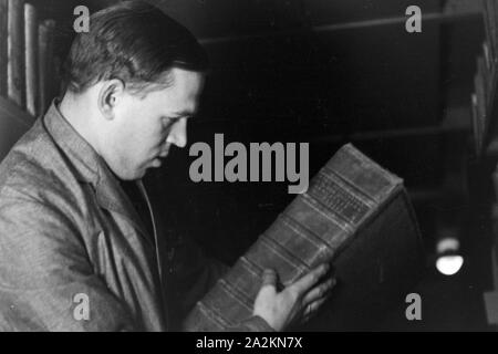 Angestellte täglichen beim Umgang mit und Sammlungen Bänden für den internationalen Leihverkehr dans der Staatsbibliothek de Berlin Unter den Linden, Deutschland 1930 er Jahre. Les membres du personnel dans leurs activités quotidiennes avec des collections et des objets de bibliothèque internationale service de prêt bibliothèque Staatsbibliothe à Deutsche Unter den Linden à Berlin, Allemagne 1930. Banque D'Images