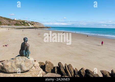 La sirène de Folkestone par artiste Cornelia Parker donnant sur la vaste étendue de Sunny Sands Beach, Folkestone, Kent, UK Banque D'Images