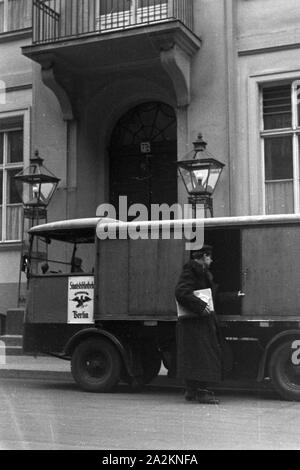 Angestellte täglichen beim Umgang mit und Sammlungen Bänden für den internationalen Leihverkehr dans der Staatsbibliothek de Berlin Unter den Linden, Deutschland 1930 er Jahre. Les membres du personnel dans leurs activités quotidiennes avec des collections et des objets de bibliothèque internationale service de prêt bibliothèque Staatsbibliothe à Deutsche Unter den Linden à Berlin, Allemagne 1930. Banque D'Images