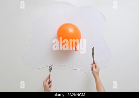 Résumé ballon orange avec du papier blanc en forme d'un Œuf frit Banque D'Images