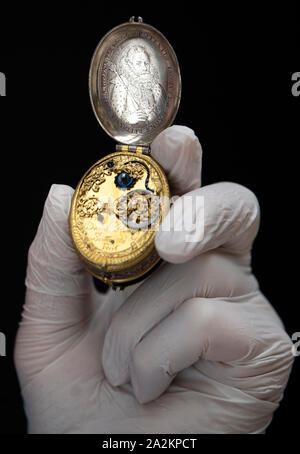 Le Dr John C Taylor tient sa 17e siècle argent astronomique et ovale doré watch avec un portrait du roi James VI par l'horloger écossais David Ramsay qui sera exposé dans le cadre de 'le luxe du temps : Horloges de 1550-1750" Exposition au Musée National d'Écosse, Édimbourg, du 4 octobre 2019. Banque D'Images