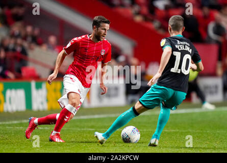 Charlton Athletic's Adam Matthews (à gauche) et Swansea City's Bersant Joseph bataille pour la balle Banque D'Images