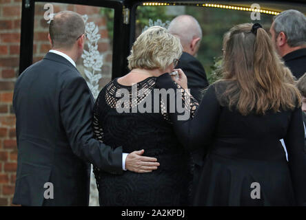 Les parents de Libby Squire, Russell (à gauche) et Lisa (centre) aux funérailles de Libby Squire comme il arrive à l'église St Laurent de West Wycombe, Buckinghamshire. Banque D'Images