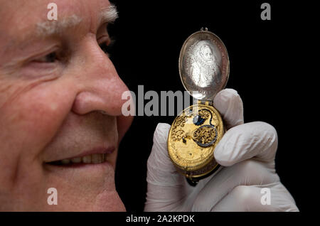 Le Dr John C Taylor avec son 17ème siècle d'argent astronomique et ovale doré watch avec un portrait du roi James VI par l'horloger écossais David Ramsay qui sera exposé dans le cadre de 'le luxe du temps : Horloges de 1550-1750" Exposition au Musée National d'Écosse, Édimbourg, du 4 octobre 2019. Banque D'Images