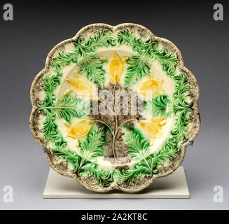 Plaque, 1760/70, Staffordshire, Angleterre, Staffordshire, creamware (faïence), H. 1,5 cm (3/4 po.), diam. 24,8 cm (9 3/4 po Banque D'Images