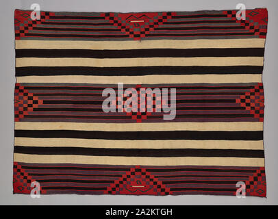 Chef d'une Couverture (troisième phase), ch. 1880 (Navajo, Diné), le nord du Nouveau Mexique ou de l'Arizona, United States, New Mexico, laine, tissage ordinaire avec 'lazy' et tissage de la tapisserie d'aronde, chaine et trame twining, corner tassles 153,7 x 206,4 cm, (60 1/2 x 81 1/4 in Banque D'Images