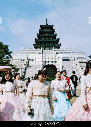 SEPT. 19, 2019-Séoul CORÉE DU SUD : Les femmes portant le traditionnel coréen hanbok robes marchant devant le Musée National de Séoul, Corée du Sud. Banque D'Images