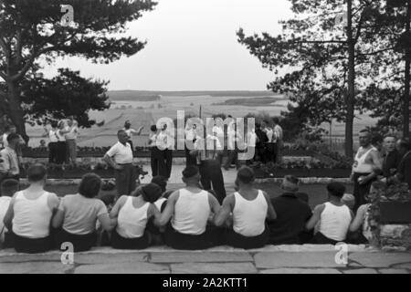 Musik und Tanz vor Waldhütten des KdF Sportheim Belzig dans der Mark Brandenburg, Deutschland 1930 er Jahre. Les gens chantent et dansent devant des cabanes dans la forêt au sports club à Belzig à Brandebourg, Allemagne 1930. Banque D'Images