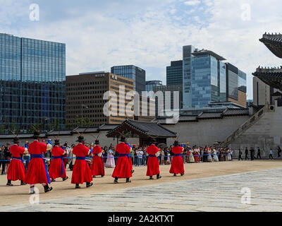 SEPT. 19, 2019-Séoul CORÉE DU SUD : Gyeongbokgung palace à Séoul. L'évolution des Guards cérémonie au Palais Gyeongbokgung. Des performances époustouflantes du Gyeon Banque D'Images
