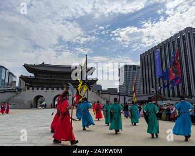 SEPT. 19, 2019-Séoul CORÉE DU SUD : Gyeongbokgung palace à Séoul. L'évolution des Guards cérémonie au Palais Gyeongbokgung. L'observation touristique l'incroyable perf Banque D'Images