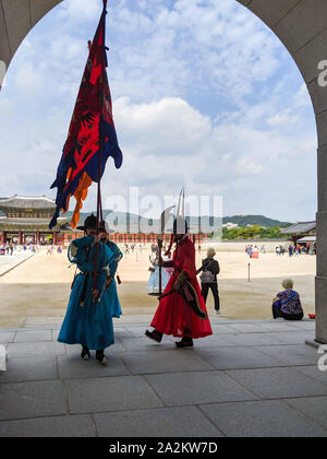 SEPT. 19, 2019-Séoul CORÉE DU SUD : Gyeongbokgung palace à Séoul. L'évolution des Guards cérémonie au Palais Gyeongbokgung. Des performances époustouflantes du Gyeon Banque D'Images