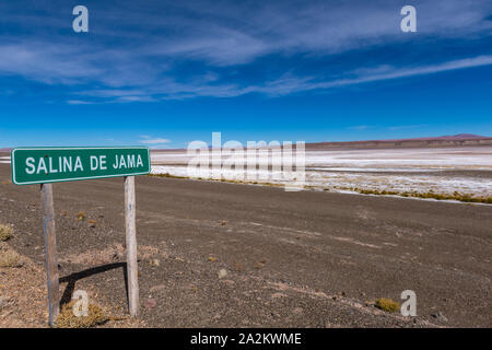 Chemin à travers les Andes de l'Argentine ville de Susques à la communauté chilienne du Jama à San Pedro de Atacama, Chili, Amérique Latine Banque D'Images