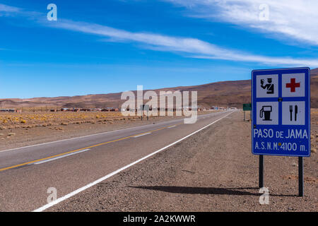 Chemin à travers les Andes de l'Argentine ville de Susques à la communauté chilienne du Jama à San Pedro de Atacama, Chili, Amérique Latine Banque D'Images