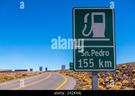 Chemin à travers les Andes de l'Argentine ville de Susques à la communauté chilienne du Jama à San Pedro de Atacama, Chili, Amérique Latine Banque D'Images