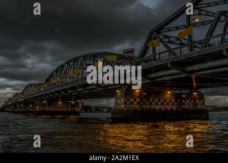 Bangkok, Thaïlande 21 Juil 2019 : un grand paysage soir vue du Phra Phuttha Yodfa Bridge (Memorial Bridge). Vintage Style. Banque D'Images